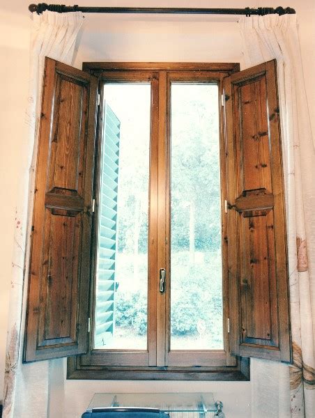 Pulire correttamente e delicatamente le finestre in legno